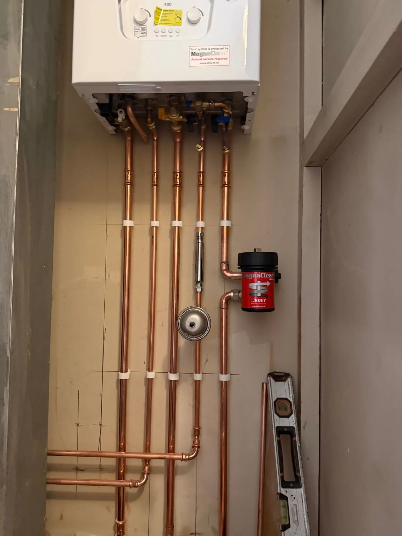 Wall-mounted boiler with straight copper pipework, filter and isolation valves